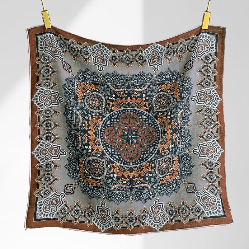 Shawl Wrap Winter - セントラルコンパス ペルシアンフローラルスクエアスカーフ 30%マルベリーシルク 70%ウール 70X70cm ライトグレーベース